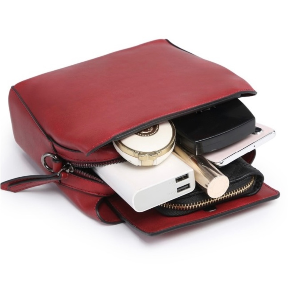 Small crossbody bag with triple compartment.